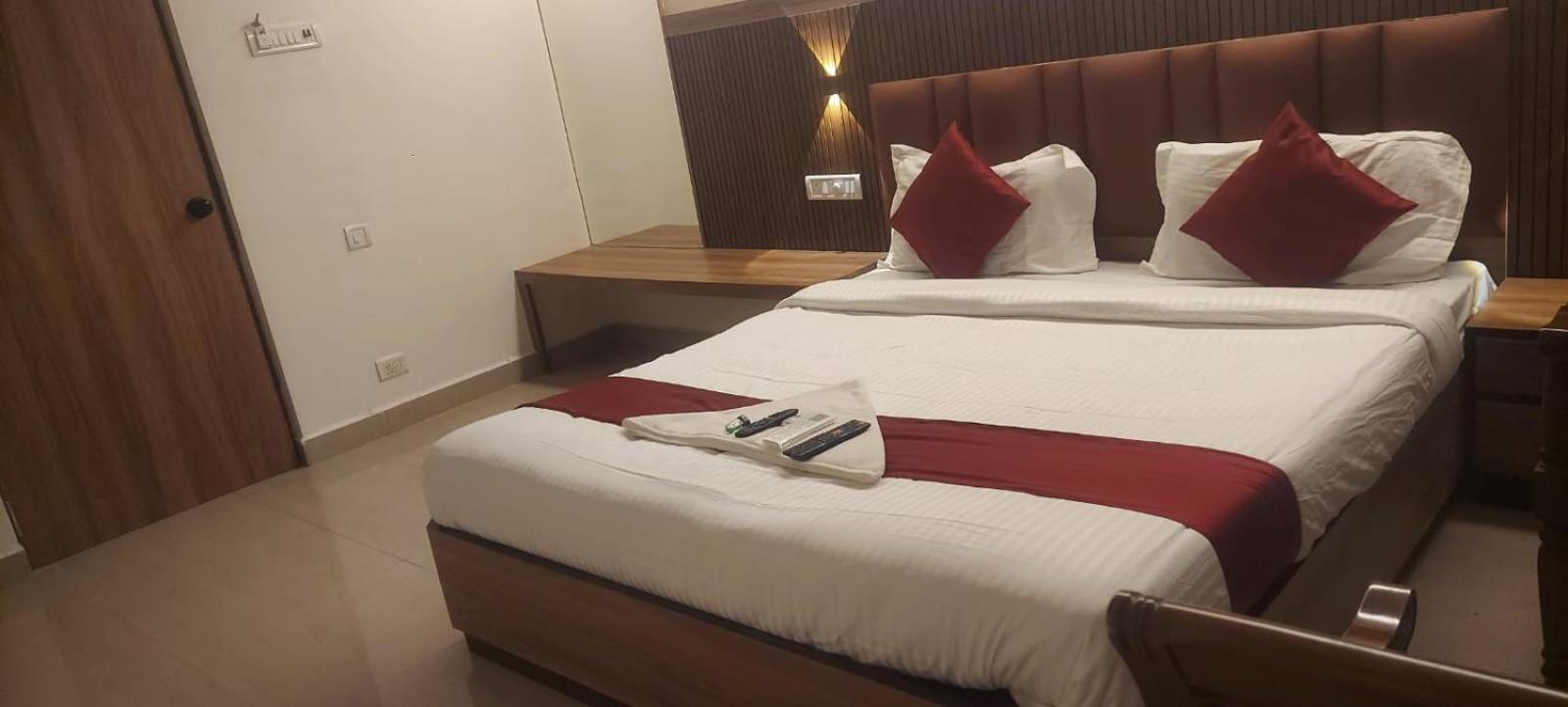 Capital O 69831 Hotel Mount Heera チェンナイ エクステリア 写真